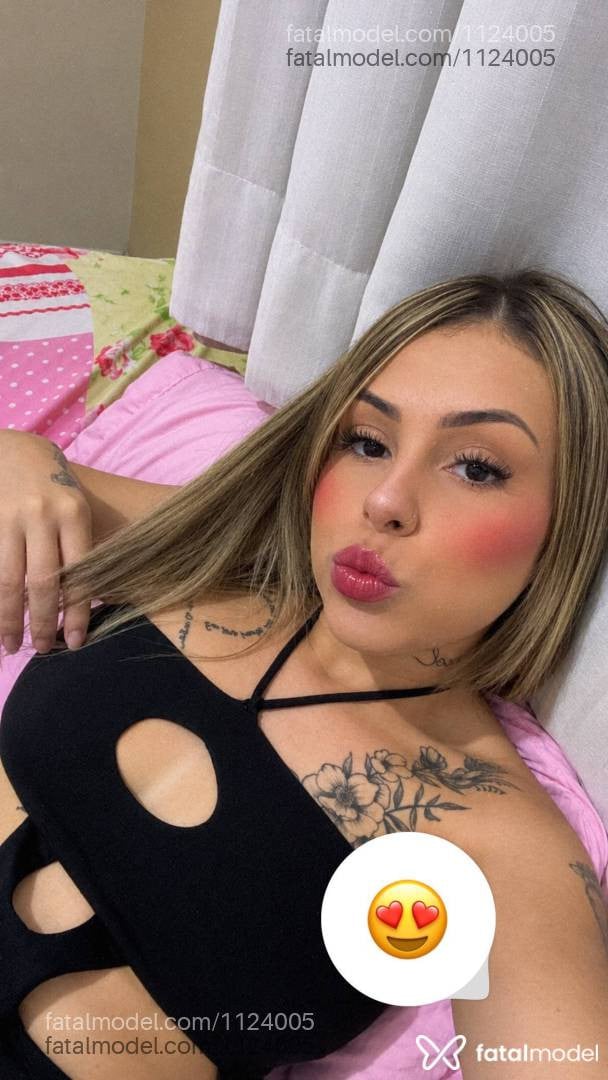Acompanhante mulher loira (o) de olhos castanhos - Jheni