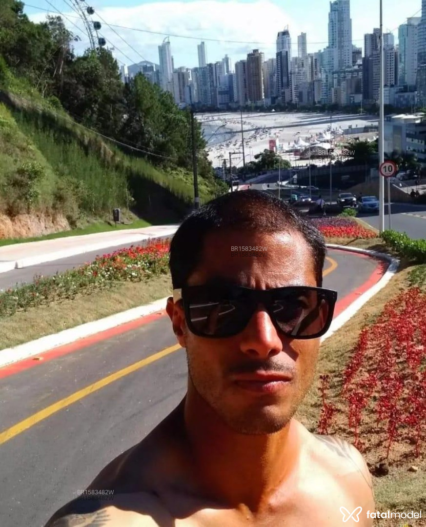 Acompanhante homem morena (o) de olhos castanhos em Balneário Camboriú - Freed