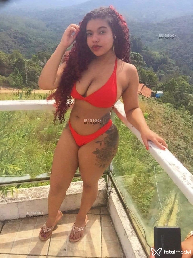Acompanhante mulher com cabelo colorido de olhos castanhos em Joinville - Safira