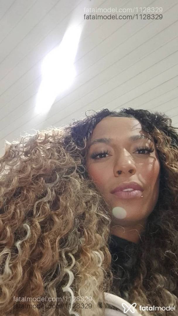 Acompanhante mulher com cabelo colorido de olhos castanhos - Alice feend