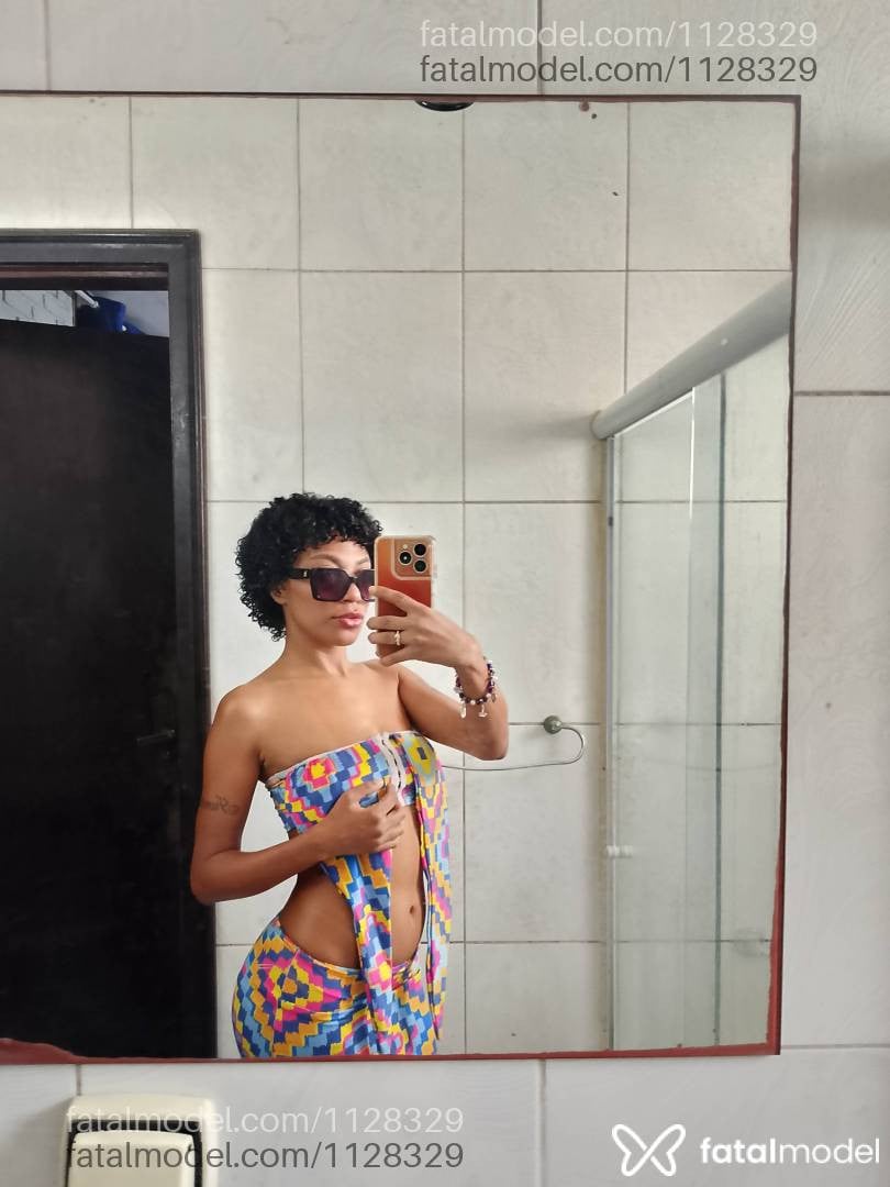Acompanhante mulher com cabelo colorido de olhos castanhos - Alice feend