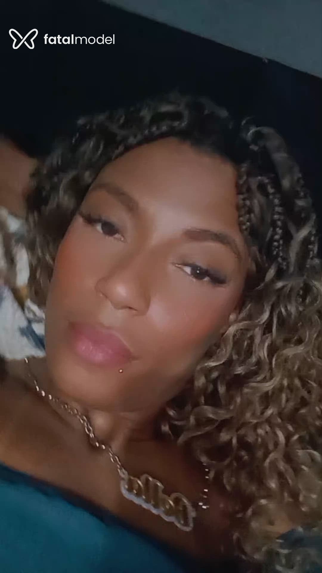 Acompanhante mulher com cabelo colorido de olhos castanhos - Alice feend Acompanhante mulher com cabelo colorido de olhos castanhos - Alice feend