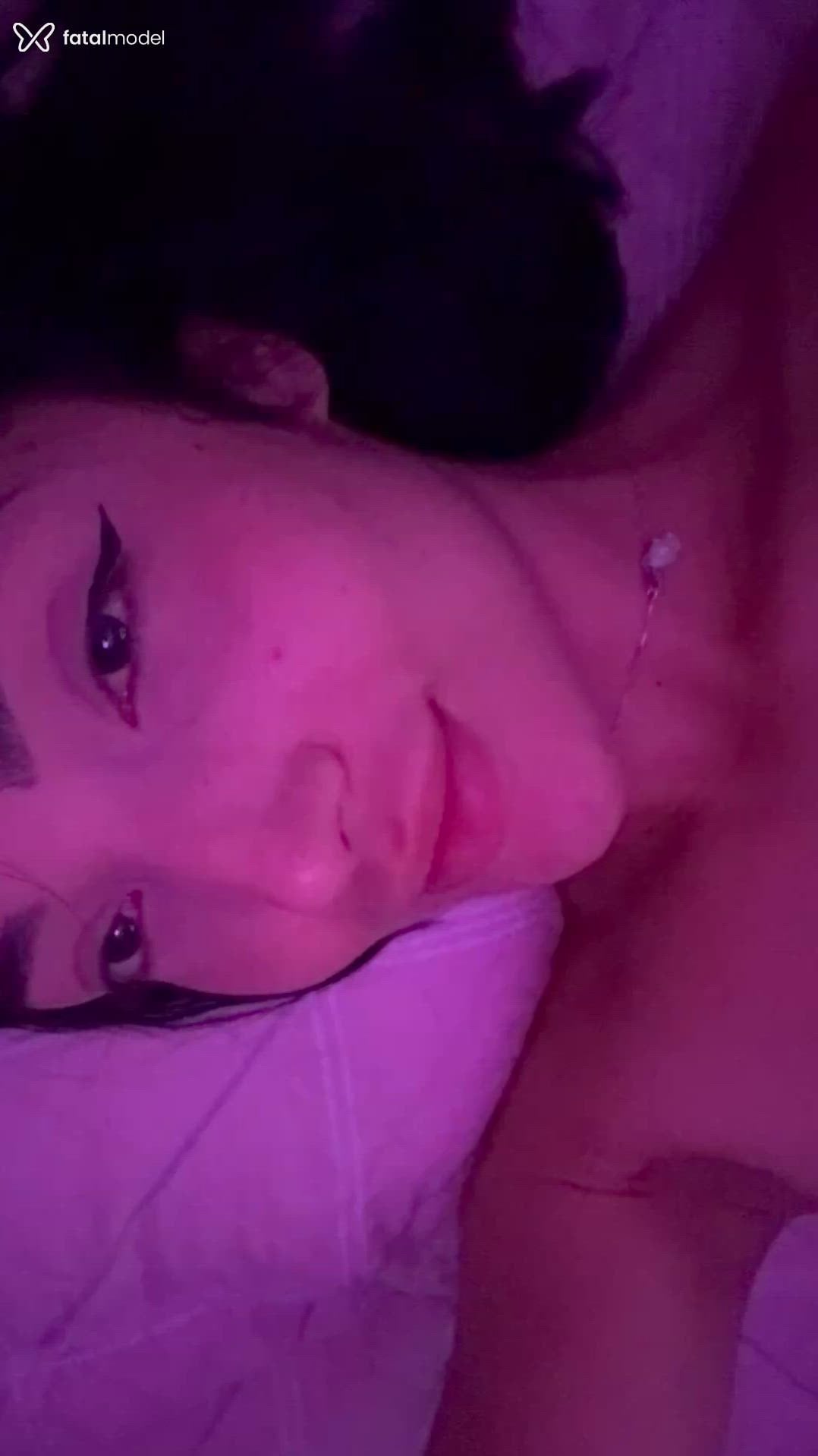 Acompanhante mulher morena (o) de olhos pretos - Itsu Hara