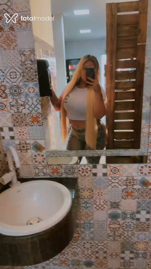 Acompanhante mulher loira (o) de olhos castanhos - Julia