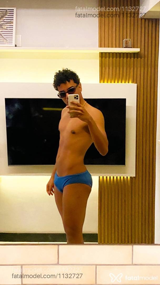 Acompanhante homem com cabelo castanho de olhos castanhos - Lucas Ucher Acompanhante homem com cabelo castanho de olhos castanhos - Lucas Ucher