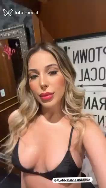 Acompanhante mulher loira (o) de olhos castanhos - Ana clara