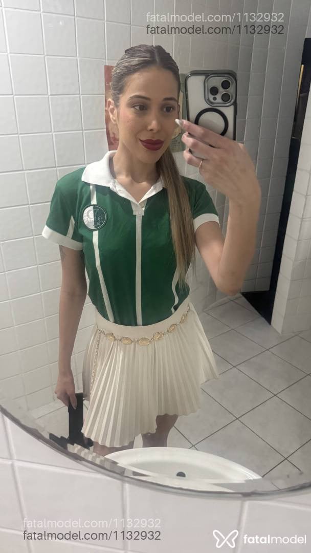 Acompanhante mulher loira (o) de olhos castanhos - Bia