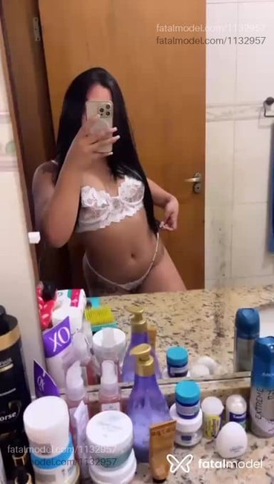 Acompanhante mulher morena (o) de olhos mel em Virtual Acompanhante mulher morena (o) de olhos mel em Virtual - Aurora Marcelli