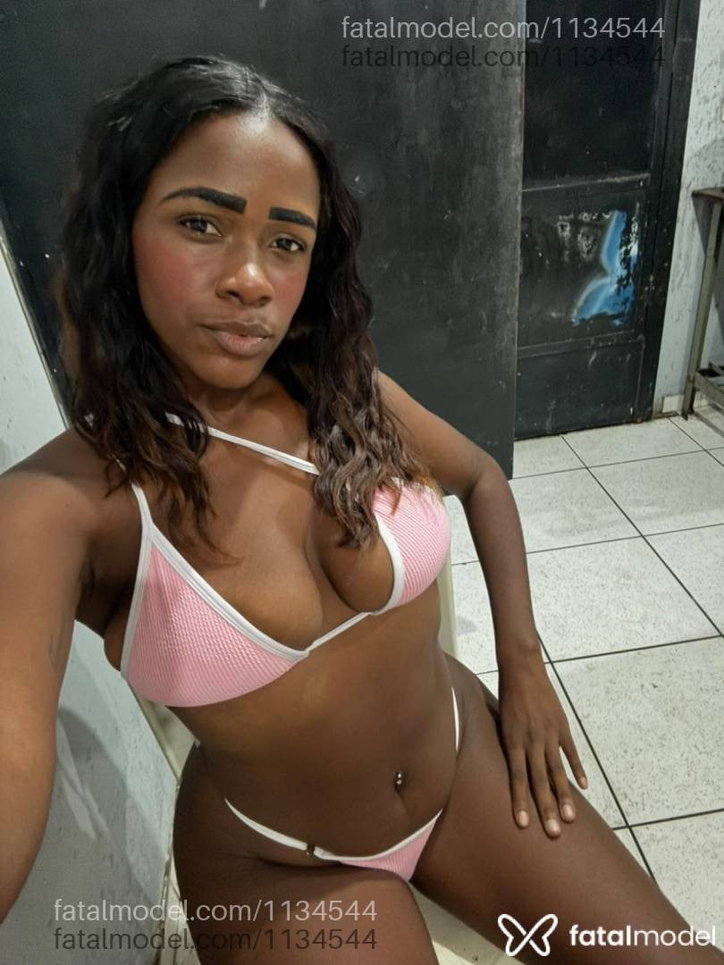 Acompanhante mulher loira (o) de olhos pretos - Jojo