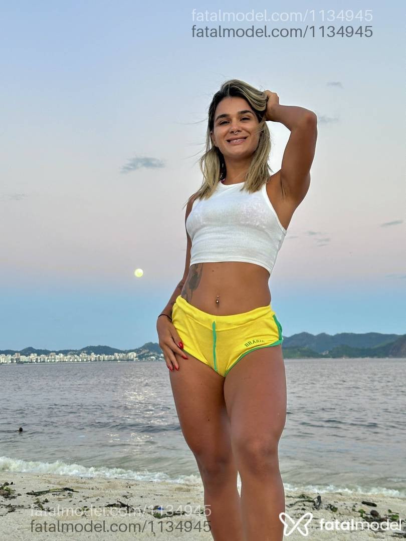 Acompanhante mulher loira (o) de olhos pretos - Lara scorpions