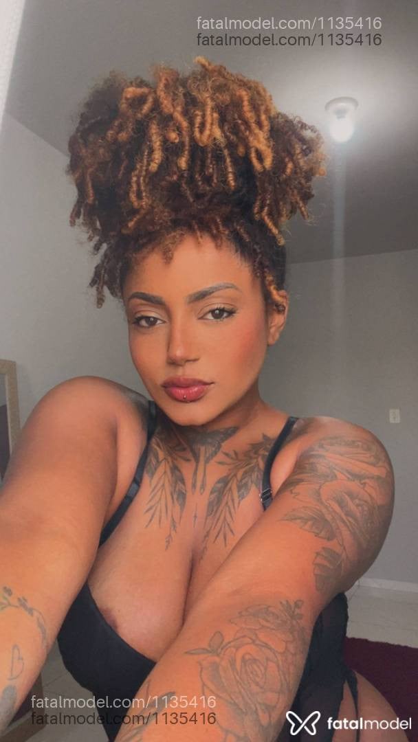 Acompanhante mulher com cabelo castanho de olhos castanhos - Amora