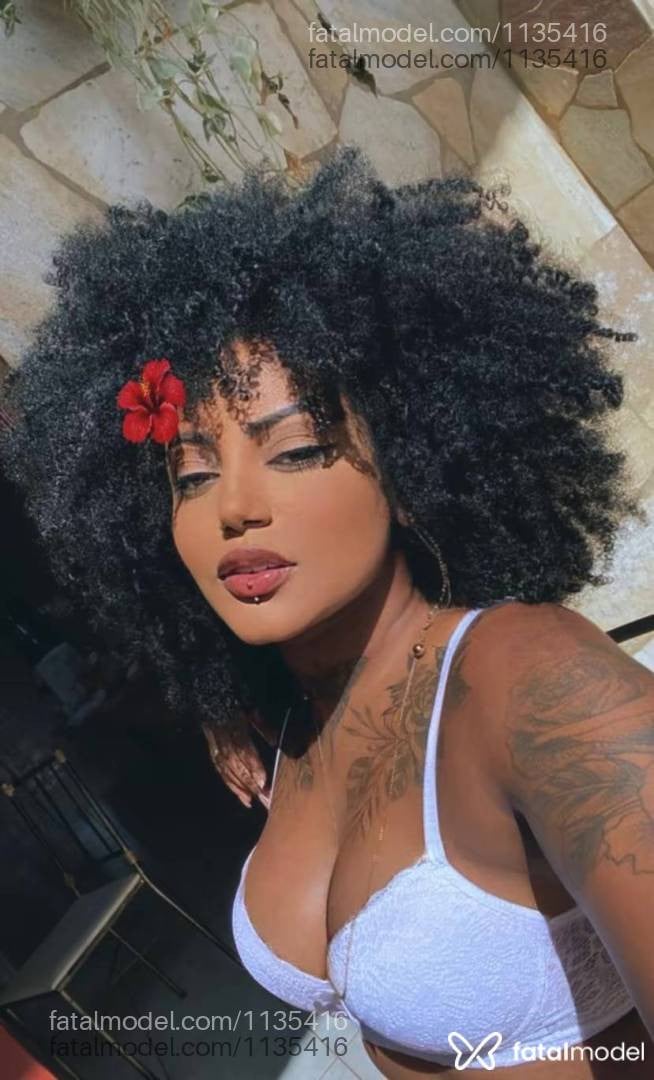 Acompanhante mulher com cabelo castanho de olhos castanhos - Amora