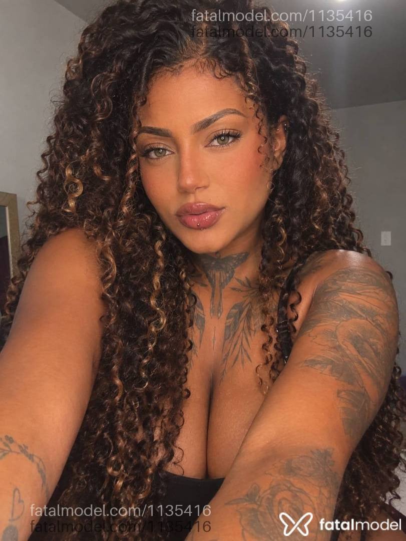 Acompanhante mulher com cabelo castanho de olhos castanhos - Amora