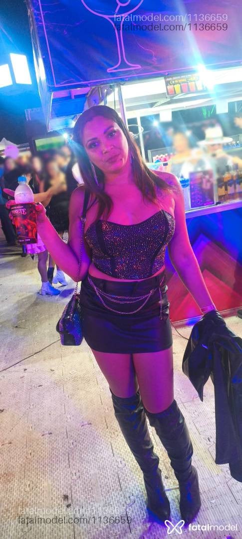 Acompanhante mulher com cabelo castanho de olhos castanhos - Alessa Diasz