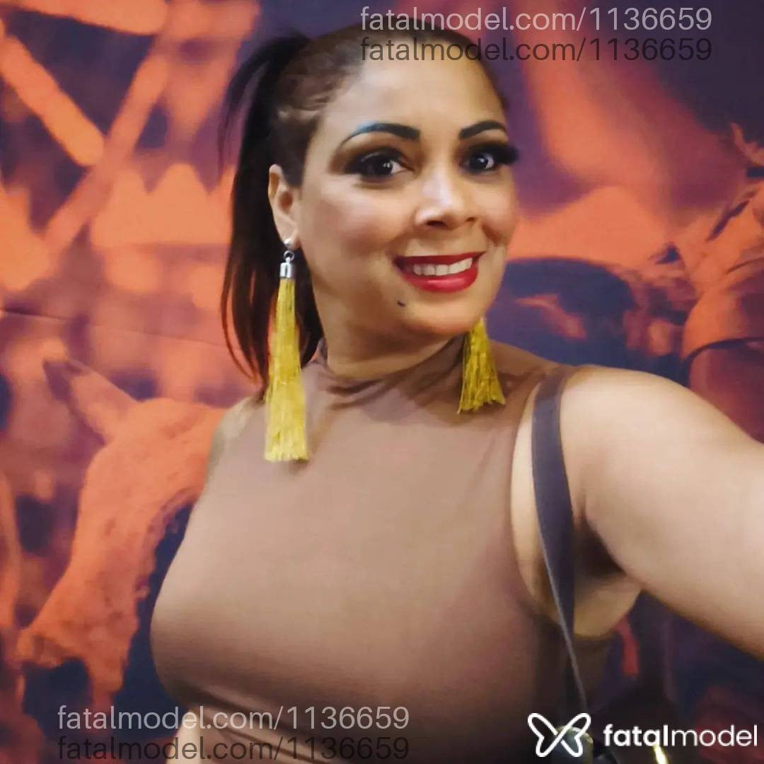 Acompanhante mulher com cabelo castanho de olhos castanhos - Alessa Diasz