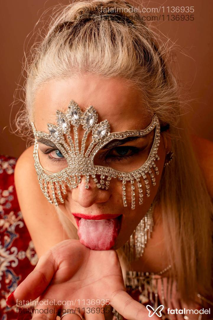 Acompanhante travesti loira (o) de olhos azuis - Angel Lavinia