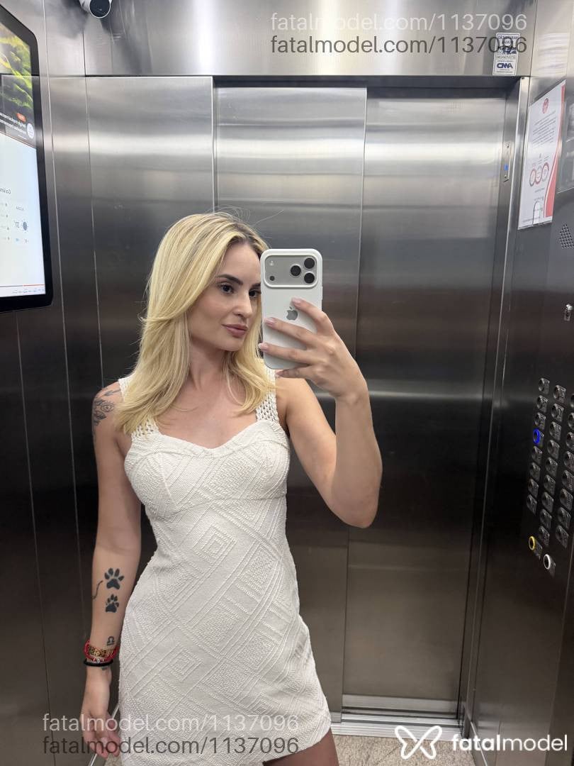 Acompanhante mulher loira (o) de olhos castanhos - Júlia