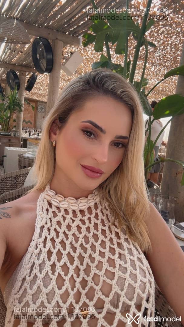 Acompanhante mulher loira (o) de olhos castanhos - Júlia
