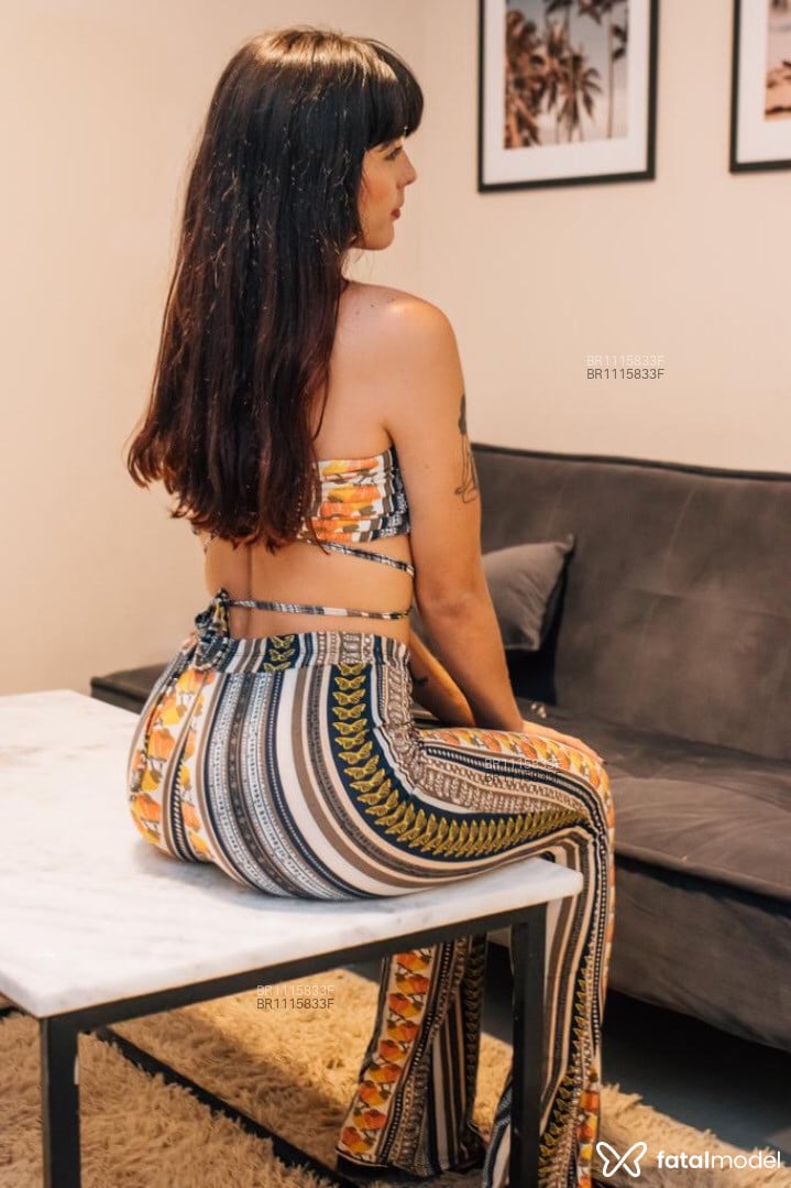 Acompanhante mulher com cabelo castanho de olhos castanhos em Cabo Frio Acompanhante mulher com cabelo castanho de olhos castanhos em Cabo Frio - Júlia Dumont