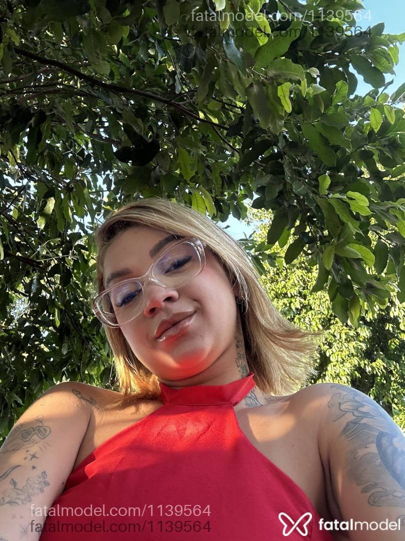 Acompanhante mulher loira (o) de olhos castanhos - Jiiulia