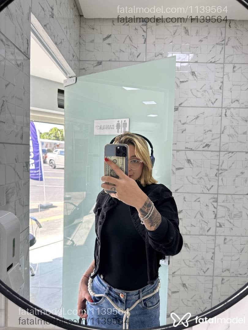 Acompanhante mulher loira (o) de olhos castanhos - Priincesa