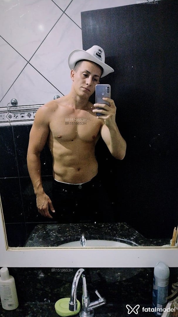 Acompanhante homem morena (o) de olhos castanhos - Vitao