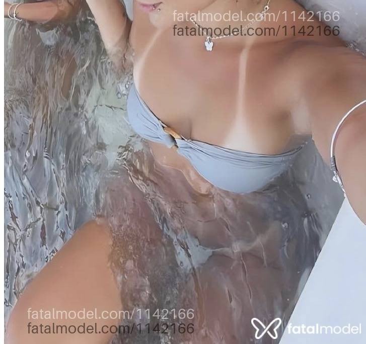 Acompanhante mulher loira (o) de olhos pretos - Laura viturino