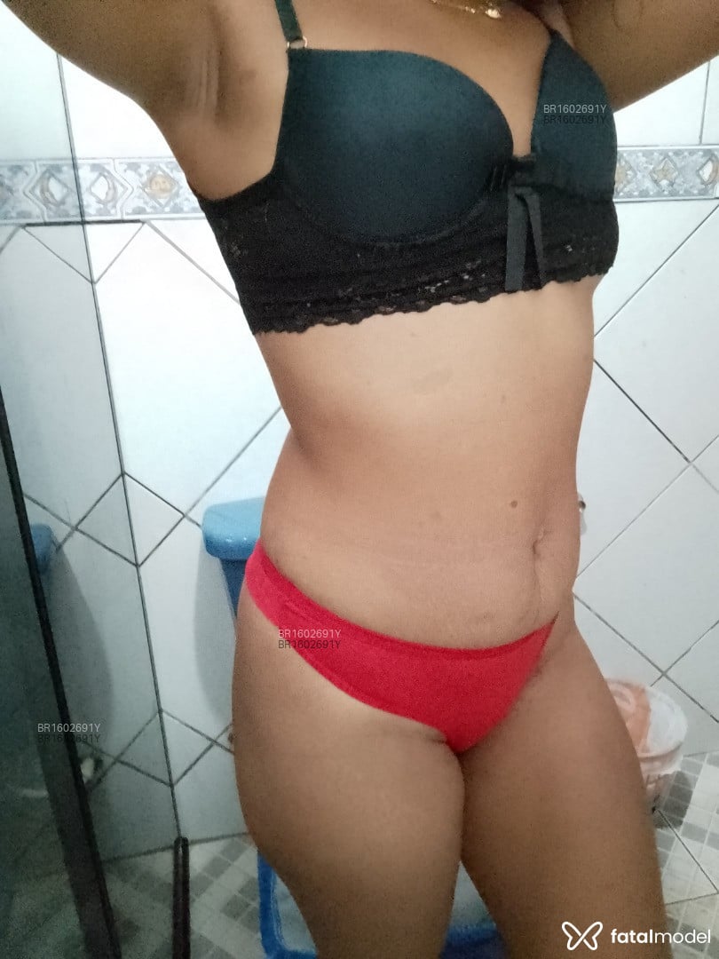 Acompanhante mulher com cabelo castanho de olhos castanhos em Luís Eduardo Magalhães - Safirinha