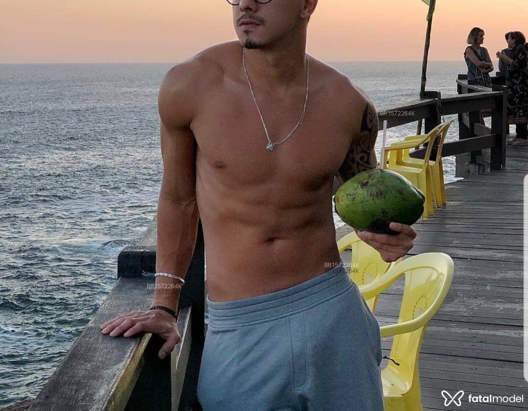 Acompanhante homem com cabelo castanho de olhos castanhos em Virtual - William