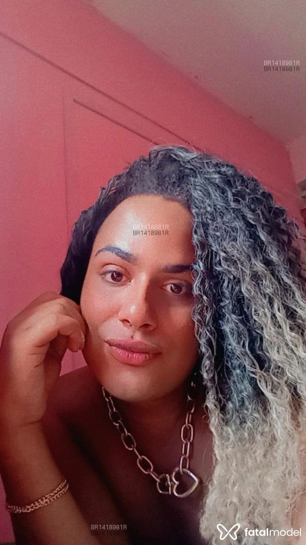 Acompanhante não-binário com cabelo castanho de olhos castanhos em Manhuaçu Acompanhante não-binário com cabelo castanho de olhos castanhos em Manhuaçu - Scarlet Diniz