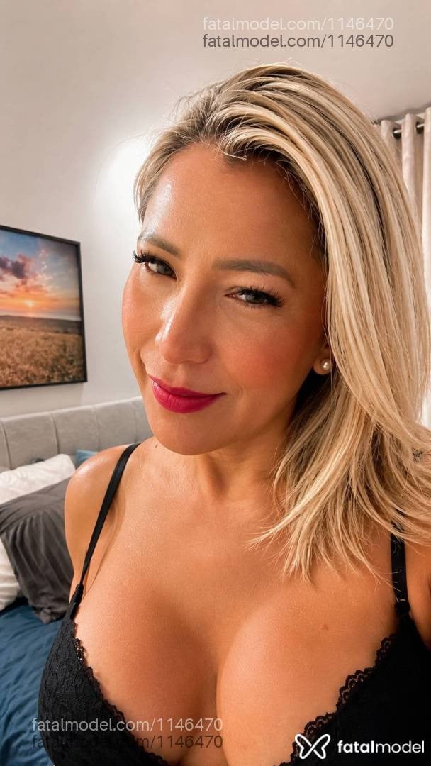 Acompanhante mulher loira (o) de olhos castanhos - Annyy