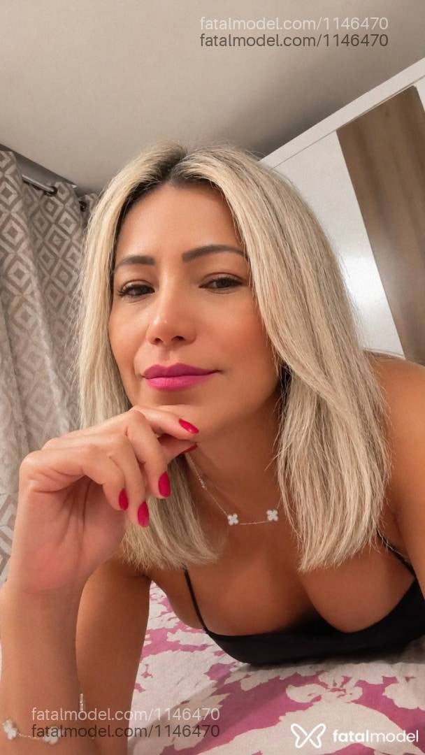 Acompanhante mulher loira (o) de olhos castanhos - Annyy