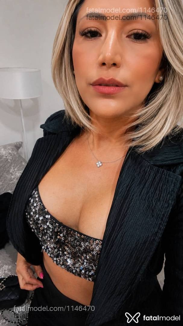 Acompanhante mulher loira (o) de olhos castanhos - Annyy