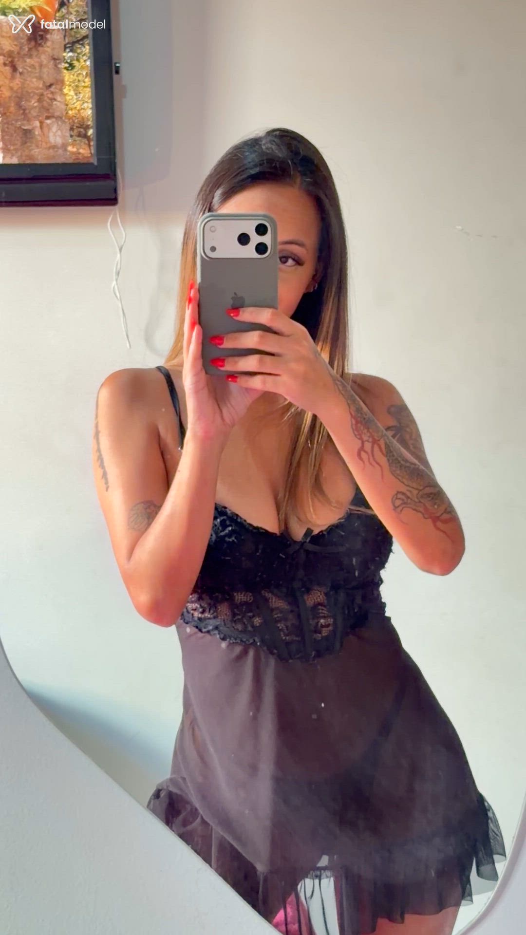 Acompanhante mulher loira (o) de olhos castanhos - Yarin