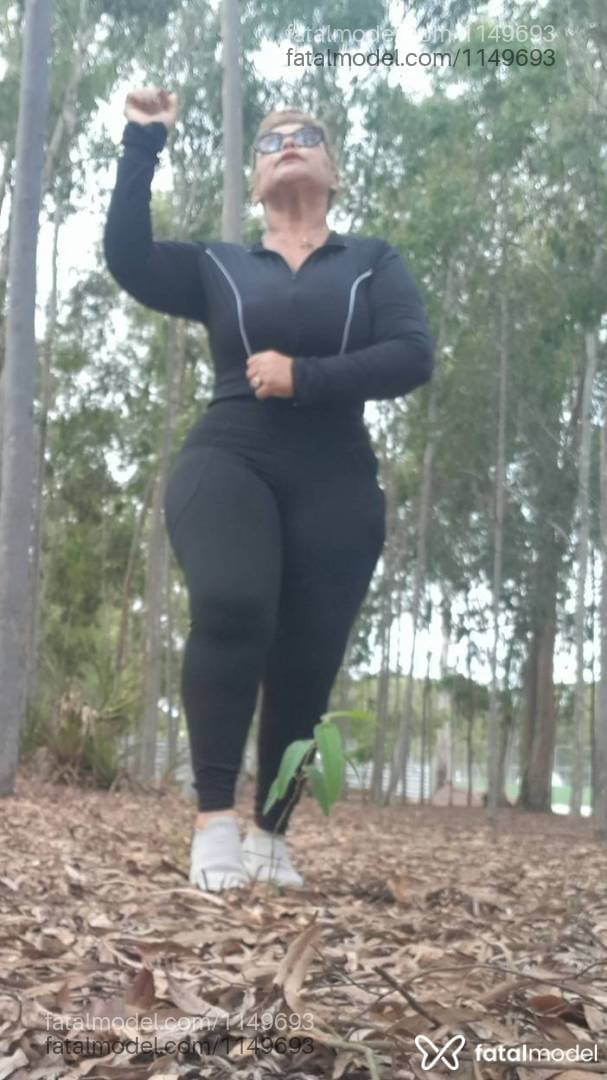 Acompanhante mulher loira (o) de olhos castanhos - Geiza