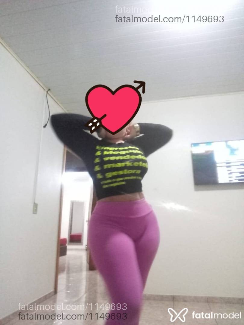 Acompanhante mulher loira (o) de olhos castanhos - Geiza