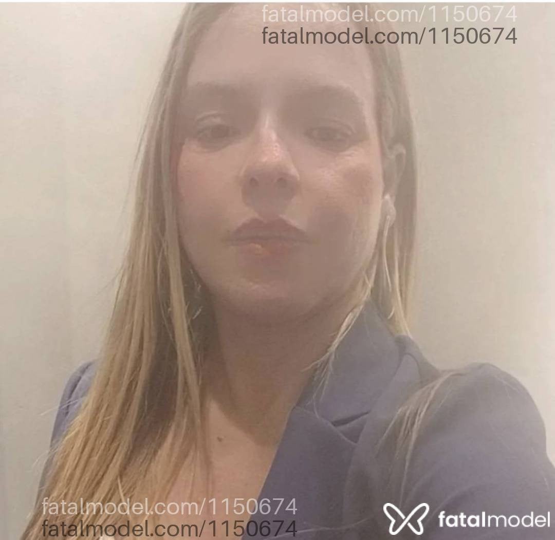 Acompanhante mulher loira (o) de olhos castanhos - Pamela Puch