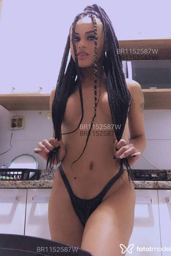 Acompanhante travesti com cabelo grisalho de olhos castanhos em Salvador - Steffany