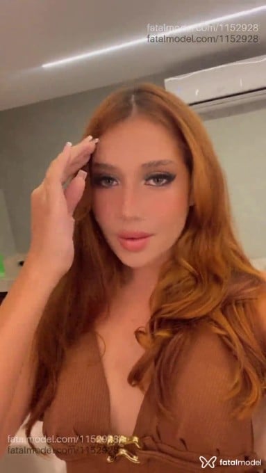Acompanhante mulher com cabelo castanho de olhos verdes - Juliana Campos