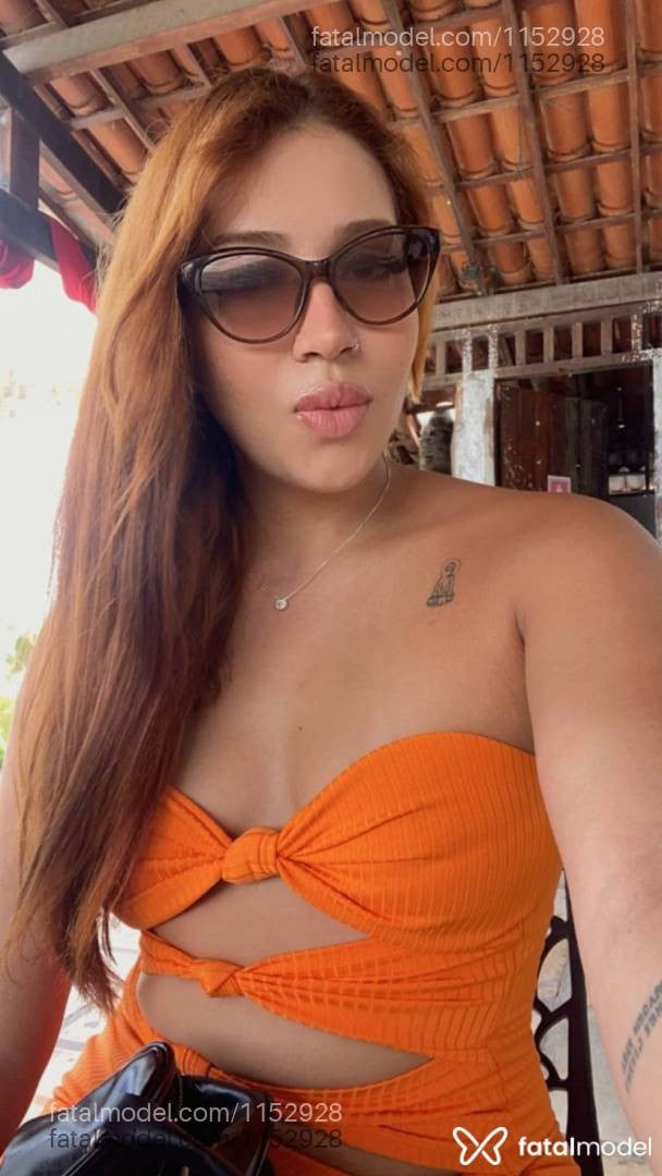 Acompanhante mulher com cabelo castanho de olhos verdes - Juliana Campos