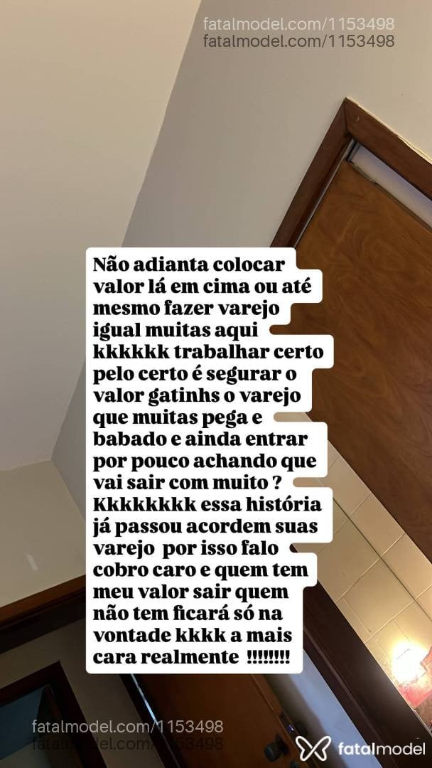 Acompanhante travesti com cabelo castanho de olhos mel - Valentina Duarte