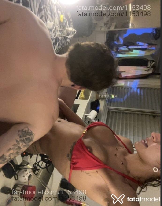 Acompanhante travesti com cabelo castanho de olhos mel - Valentina Duarte