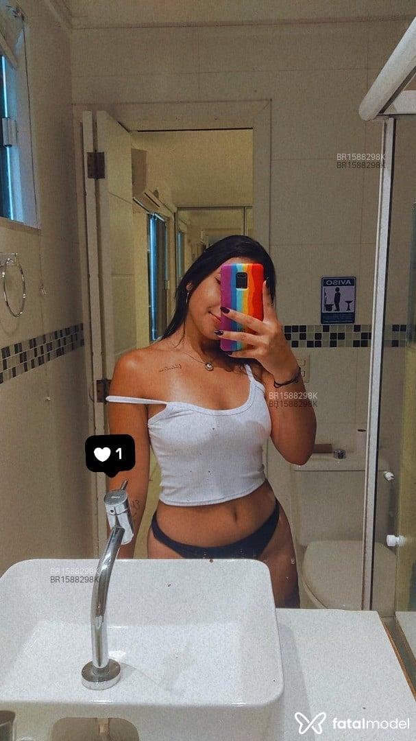Acompanhante mulher com cabelo castanho de olhos castanhos em Balneário Camboriú - Julia Monteiro
