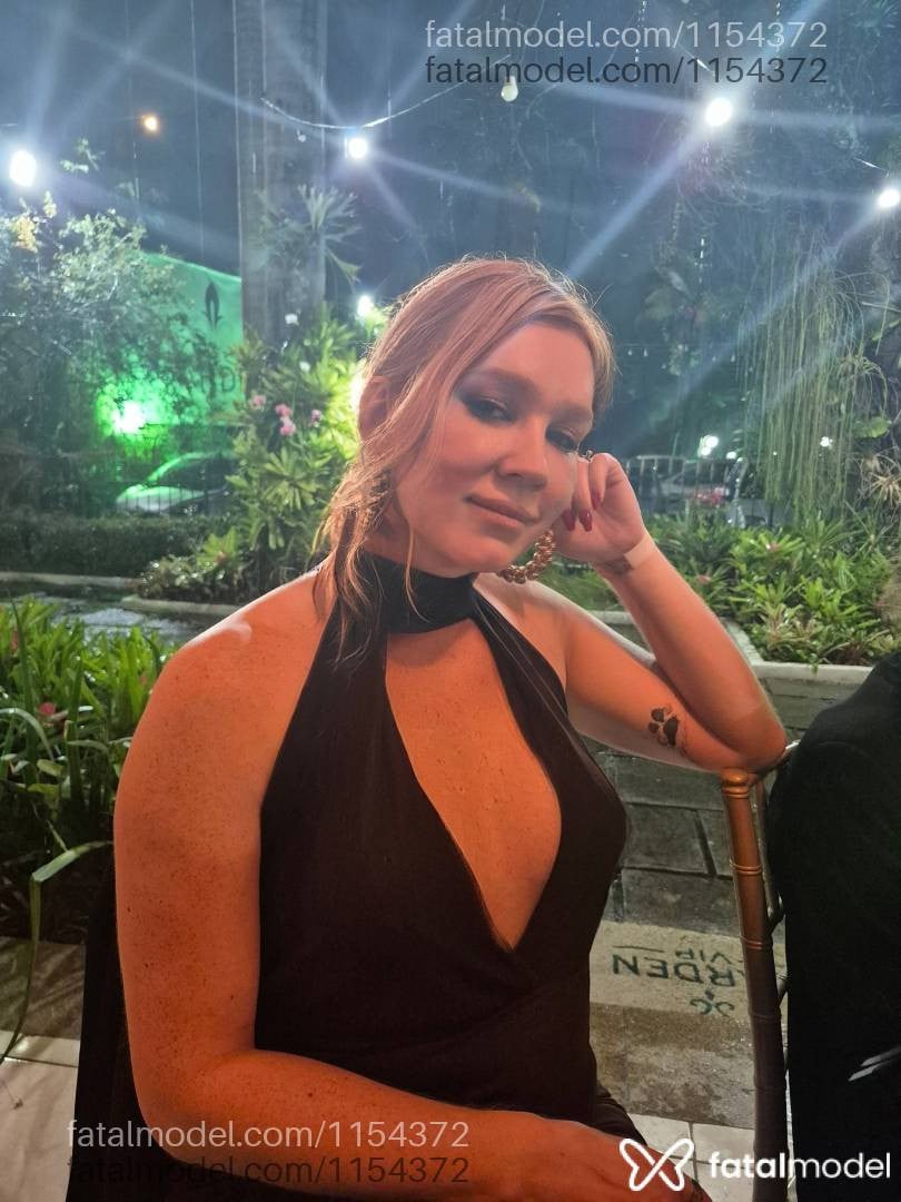 Acompanhante mulher trans ruiva (o) de olhos castanhos - Marina Magalhães