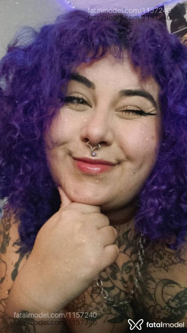 Acompanhante mulher com cabelo colorido de olhos verdes - Candy Neon