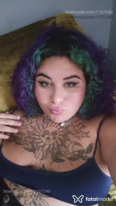 Acompanhante mulher com cabelo colorido de olhos verdes em Virtual - Candy Neon