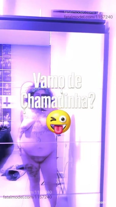 Acompanhante mulher com cabelo colorido de olhos verdes em Virtual - Candy Neon