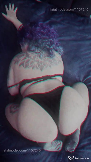 Acompanhante mulher com cabelo colorido de olhos verdes em Virtual - Candy Neon