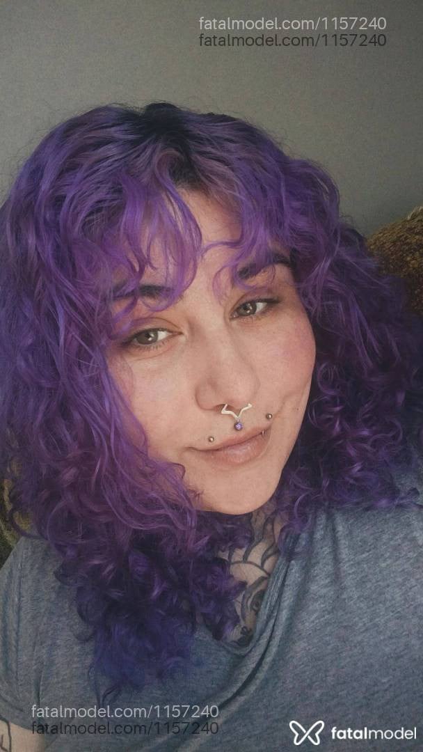 Acompanhante mulher com cabelo colorido de olhos verdes - Candy Neon