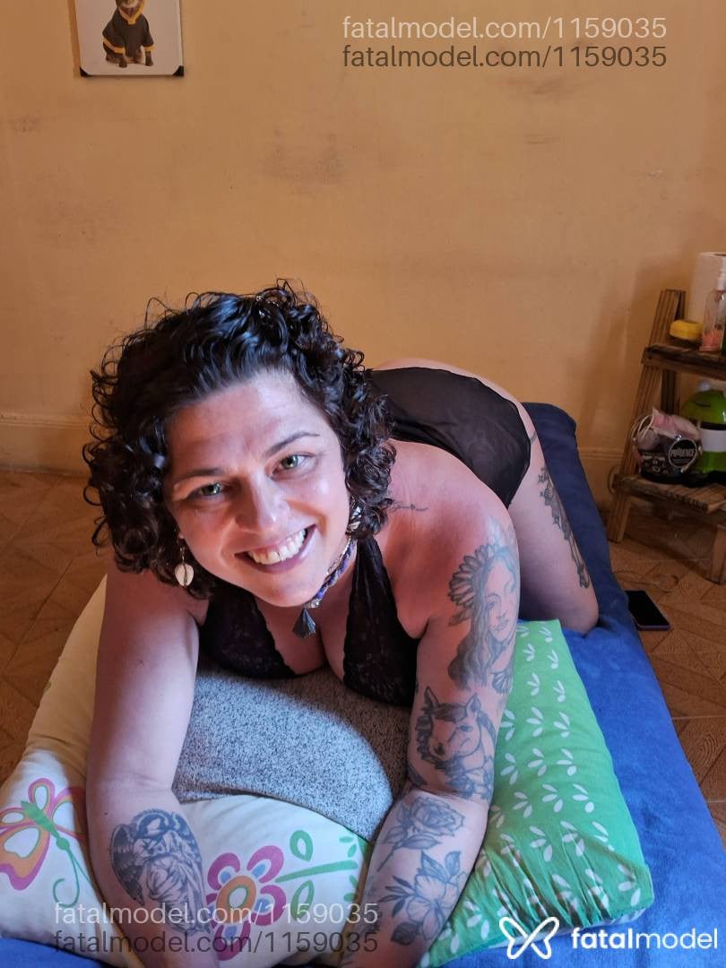 Acompanhante mulher morena (o) de olhos verdes - Ariella Miller